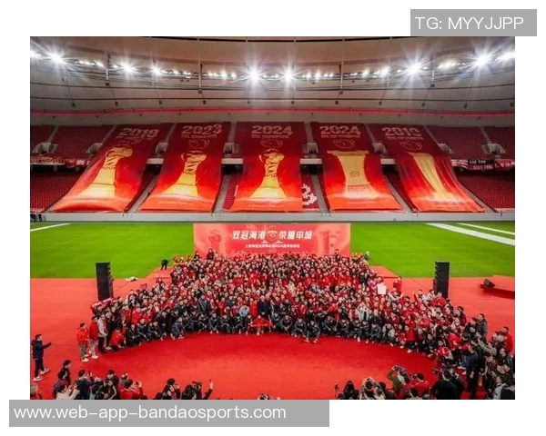 上海海港喜获三连冠更衣室庆祝合影传递冠军荣耀 上海海港喜获三连冠更衣室庆祝合影传递冠军荣耀