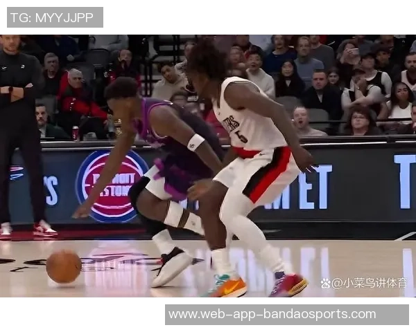 爱德华兹精准传球助攻戈贝尔轻松扣篮破包夹防守
